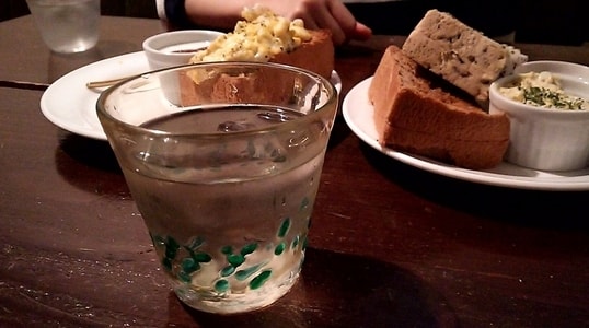 cafe de SaRa　お水とコップ