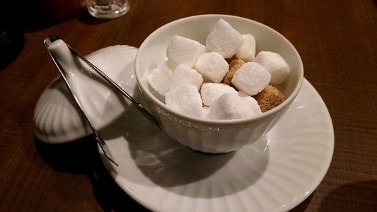 倉式珈琲店の砂糖　白の角砂糖と黒糖の角砂糖