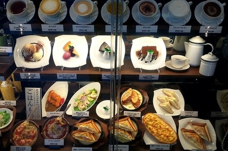 倉式珈琲店の軽食メニューの食品サンプルが入ったショーケース