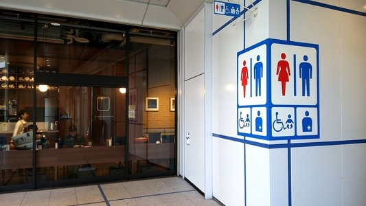 オアシス21の共用トイレが倉式珈琲店のすぐ隣にある