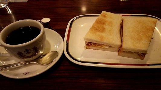 コンパル大須本店のモーニングセット　ホットコーヒーとハムエッグトースト