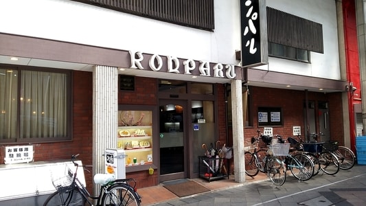 コンパル大須本店の外観。店の前には自転車が何台も止めてある。